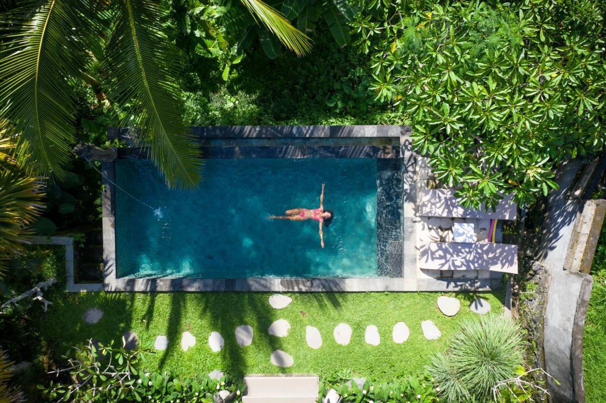 installer des pierres de bali pour une ambiance piscine exotique