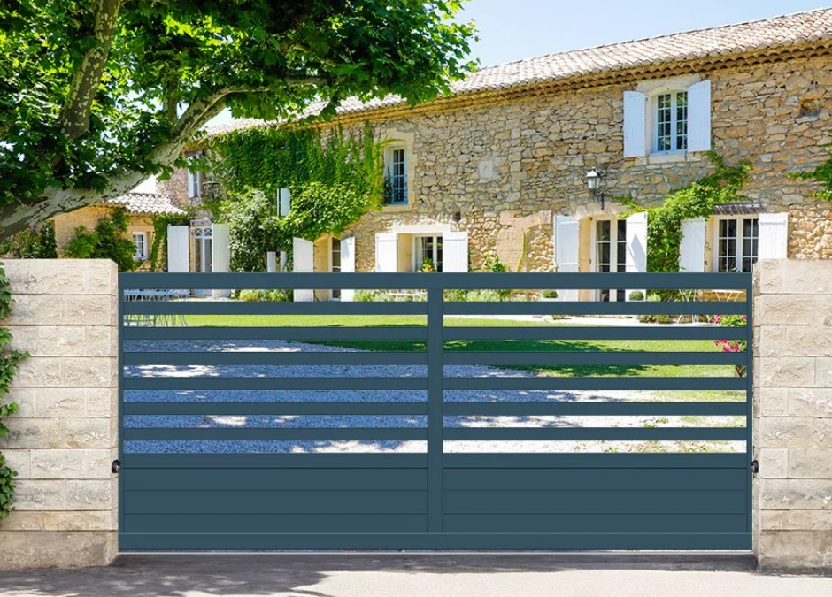 Portails d’entrée, intimité et voisinage : quand le design structure l’espace… jusqu’à la piscine