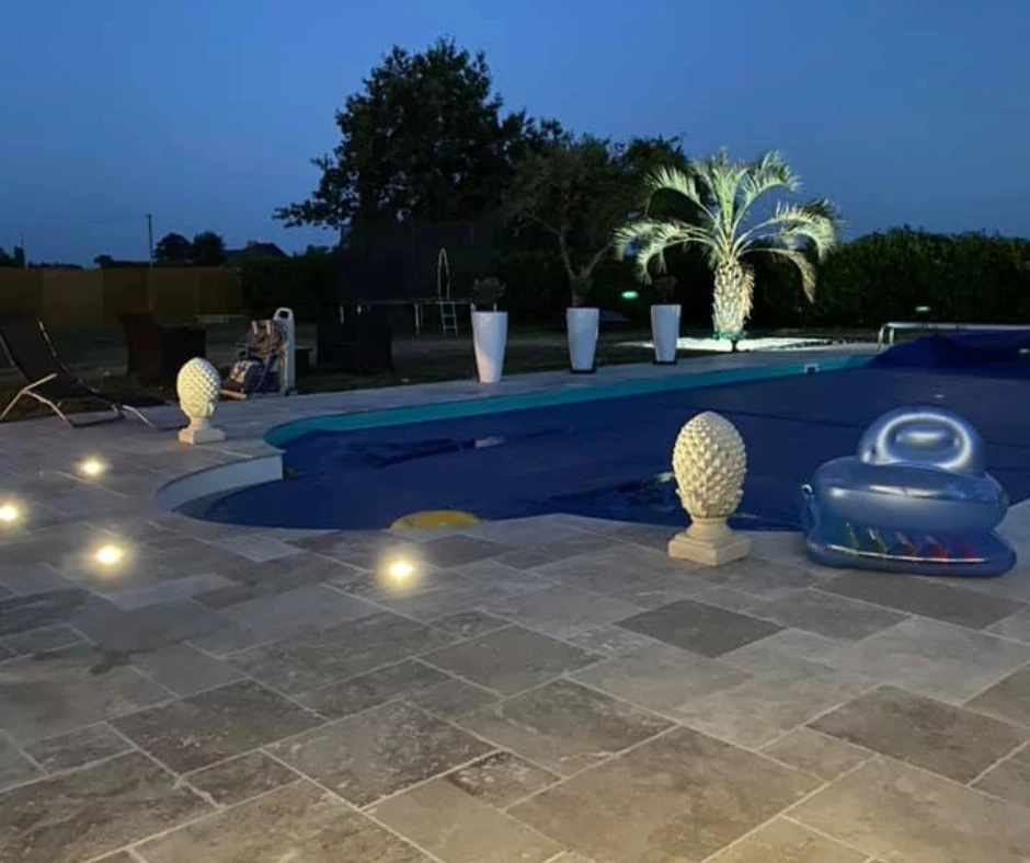 plage de piscine pierre reconstituée