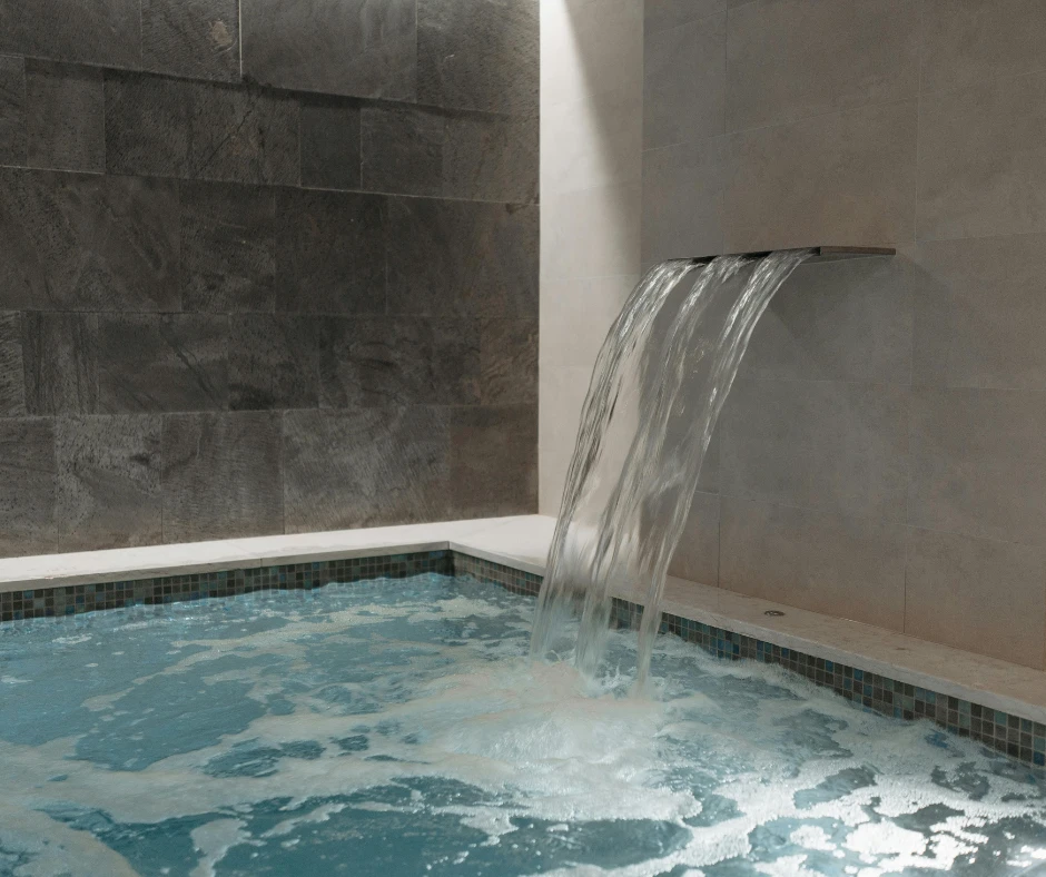 avantages des piscines intérieures. Profitez de la baignade toute l'année