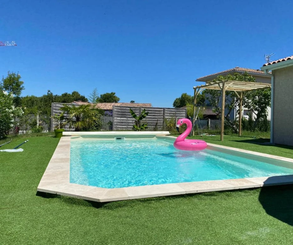 gazon synthétique autour piscine