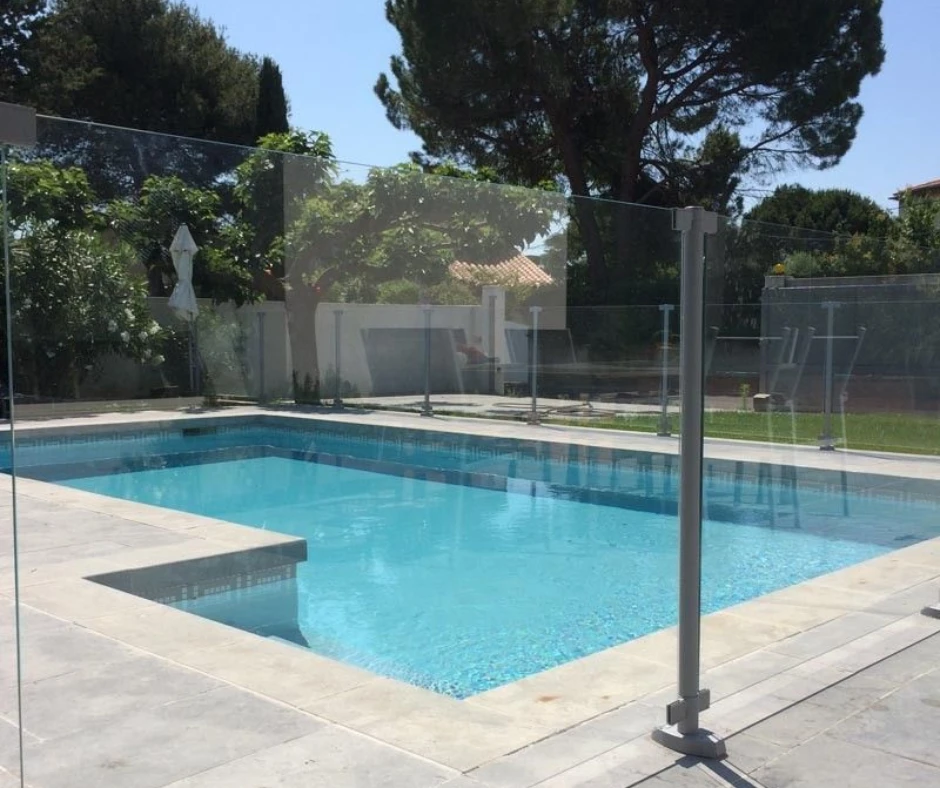 Barrière de piscine en verre trempé et inox