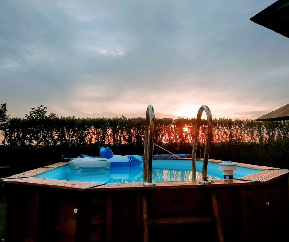 un propriétaire de maison demandant à un pisciniste comment baisser l'alcalinité d'une piscine