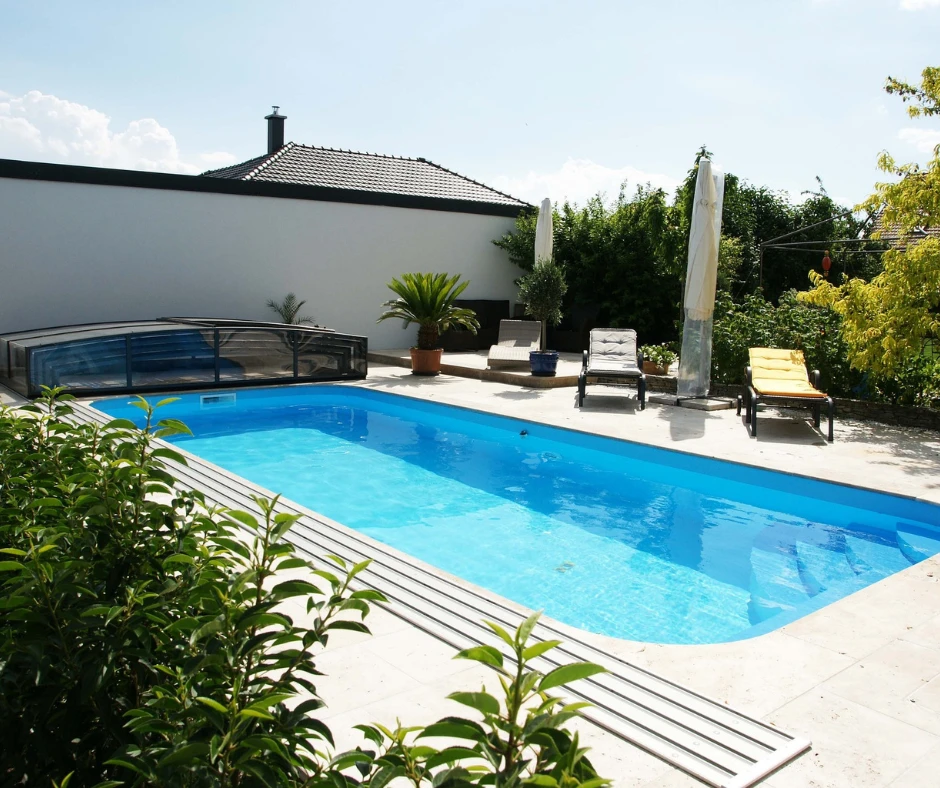 une piscine dans laquelle l'alcalinité a été baissée par un pisciniste