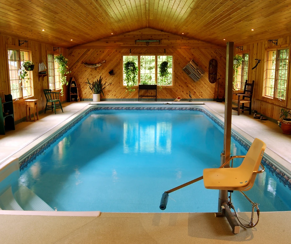 Piscine intérieure avec fauteuil pour personne à mobilité réduite