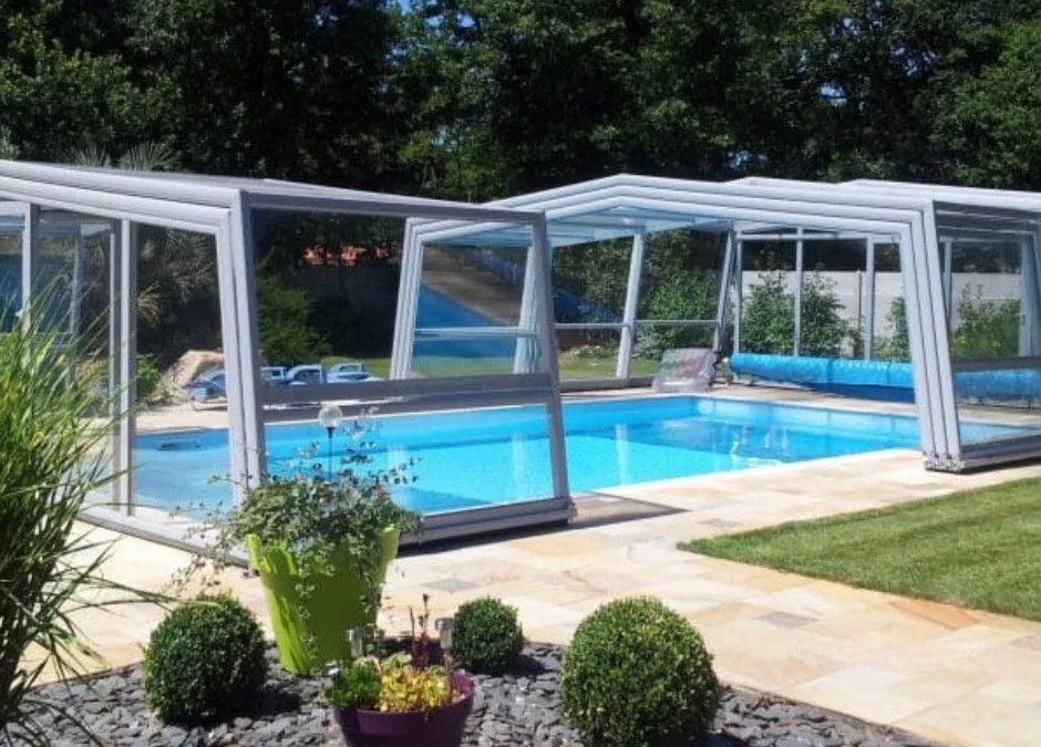 Comment un abri de piscine sur mesure peut améliorer votre expérience de baignade