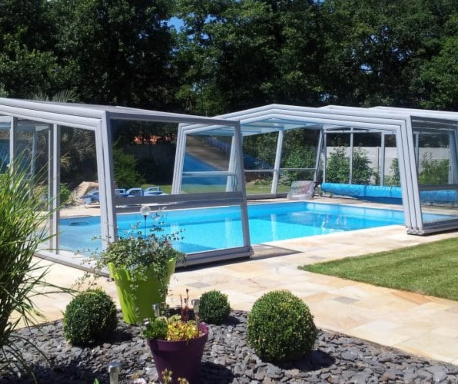 Abri piscine haut discret