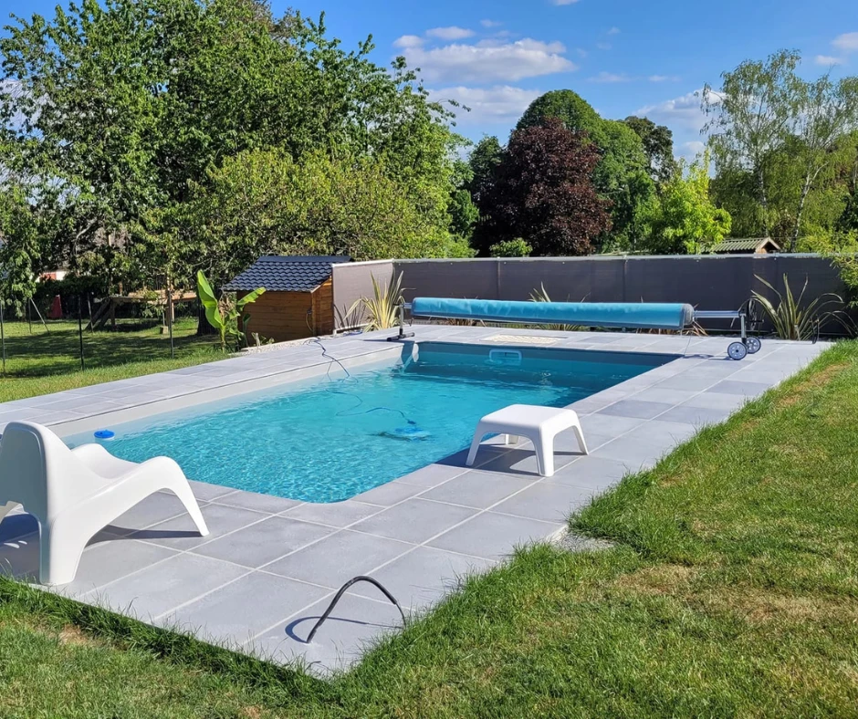 Choisir la couleur du liner piscine pour avoir une eau claire