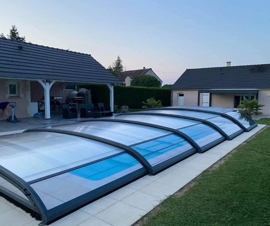 Comment hiverner une piscine avec abri