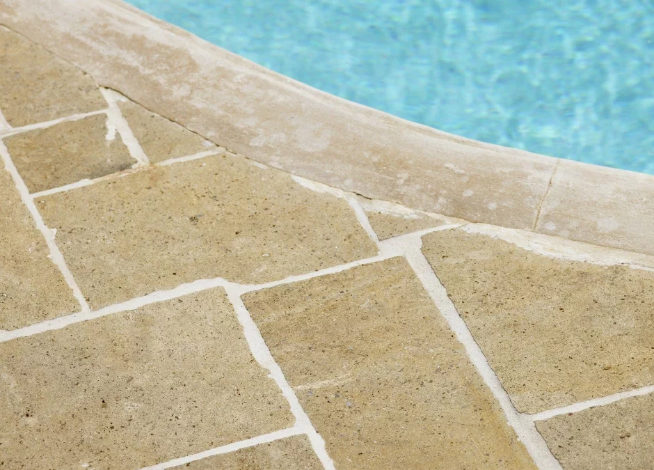 Rénover la plage de votre piscine : idées, avantages et inconvénients des matériaux