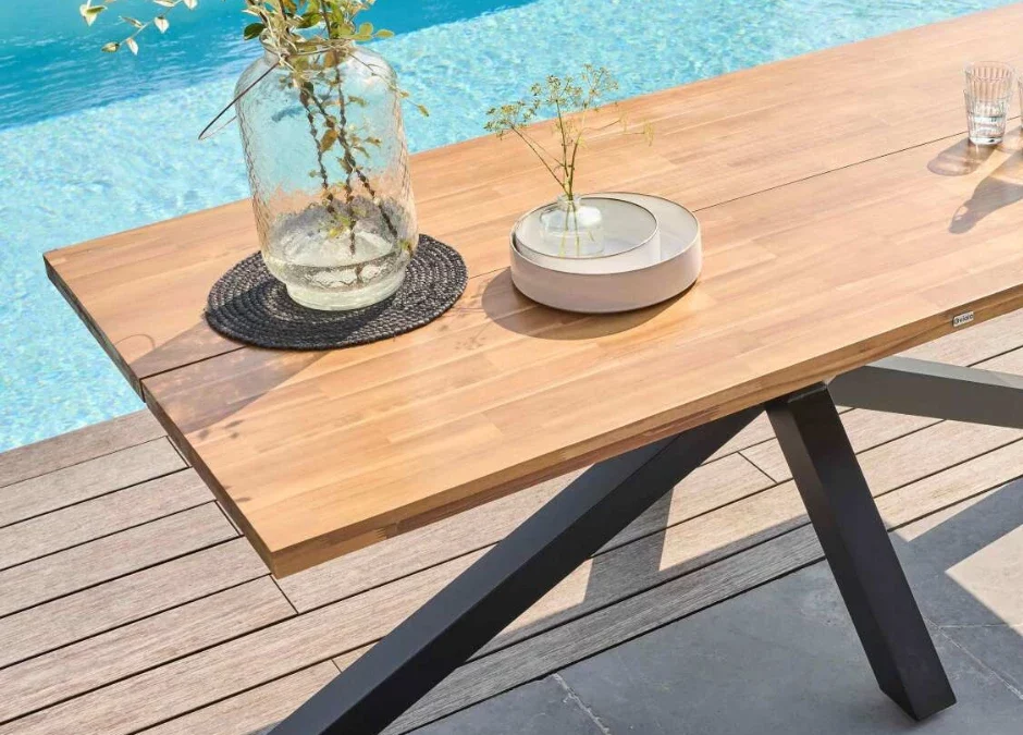 Pourquoi opter pour une table extérieure en bois sur mesure ?