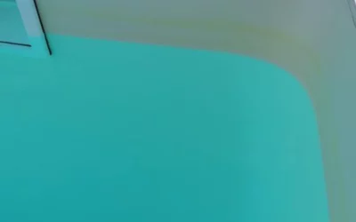 Comment nettoyer et éliminer la ligne d’eau sale de votre piscine : causes et solutions