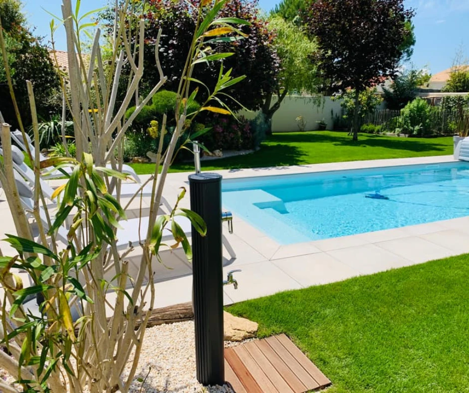 douches solaires piscine, Matériaux, designs, avantages et prix