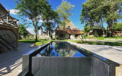 Margelles de piscine en pierre naturelle : comportement, entretien et rôle dans la durabilité du bassin