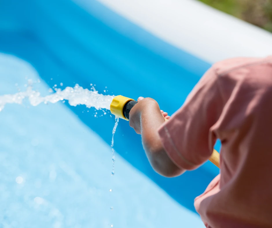 remplir une piscine à l’aide d’un tuyau d’arrosage remplir une piscine à l'aide d'un tuyau d'arrosage