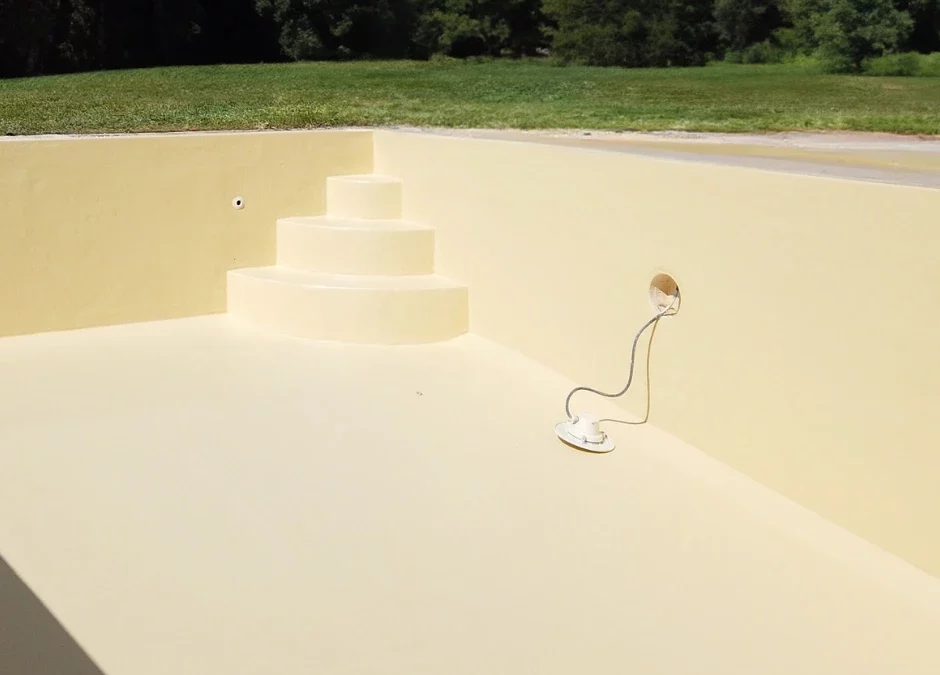 Remplacer le revêtement de votre piscine par une résine armée avec Gelcoat de finition