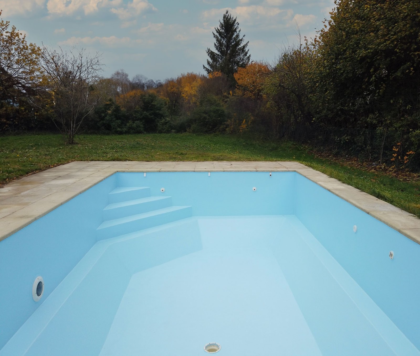 Piscine rénovée. La résine polyester armée assure une étanchéité parfaite ainsi q'une valorisation esthétique des formes du bassin