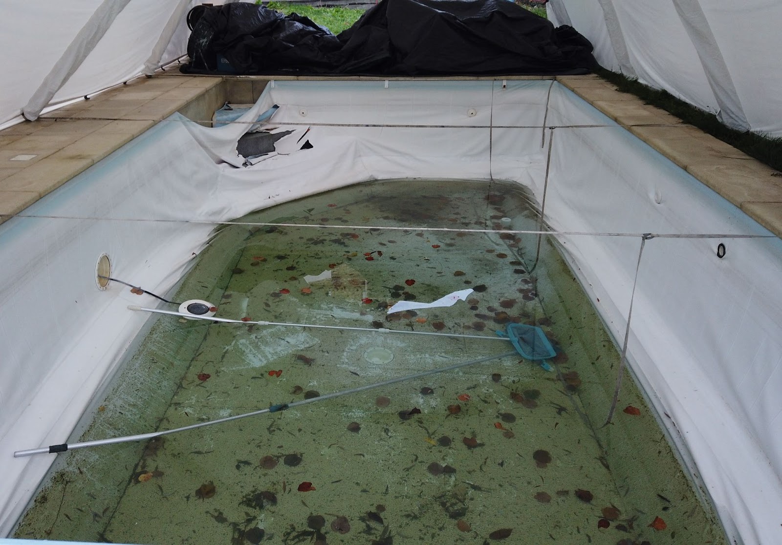 Piscine anciennement équipée d'un liner. A rénover par résine armée