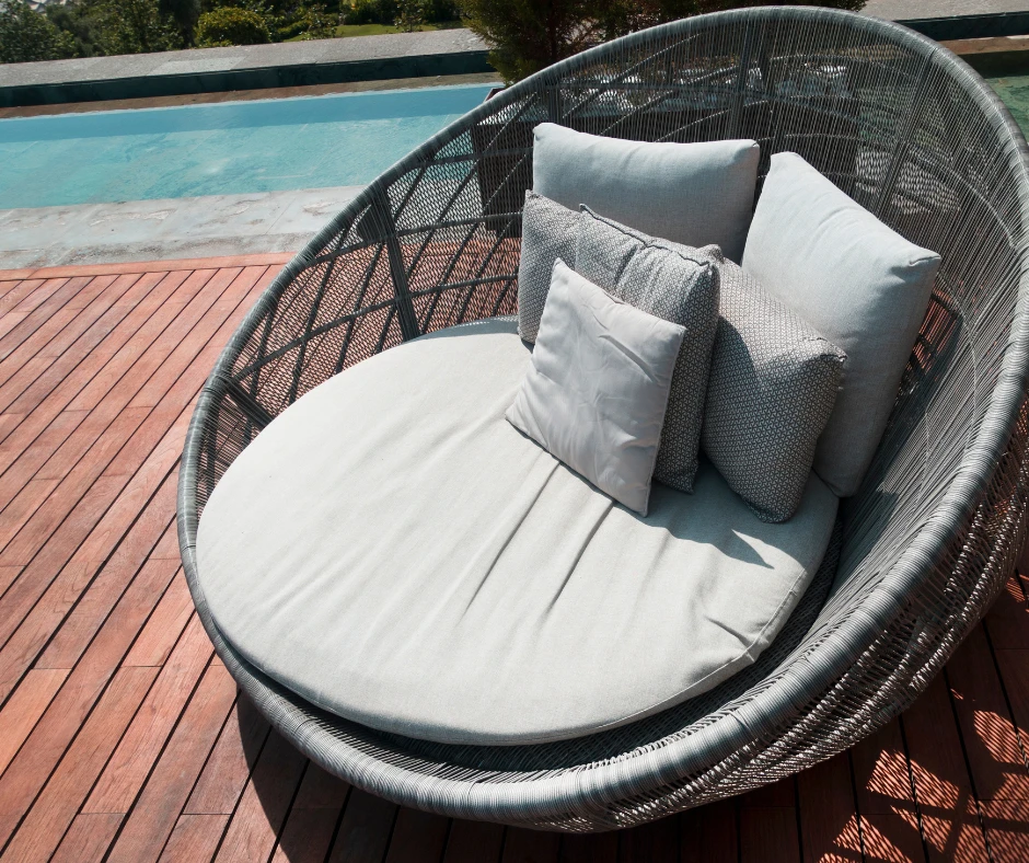 ilot de repos au bord d'une piscine