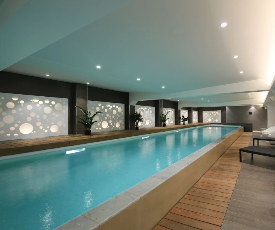 piscine intérieure couloir de nage avec margelle grise