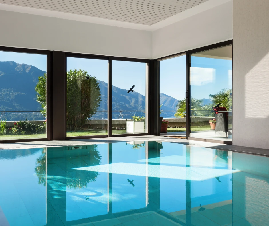 Piscine intérieure avec vue sur les montages