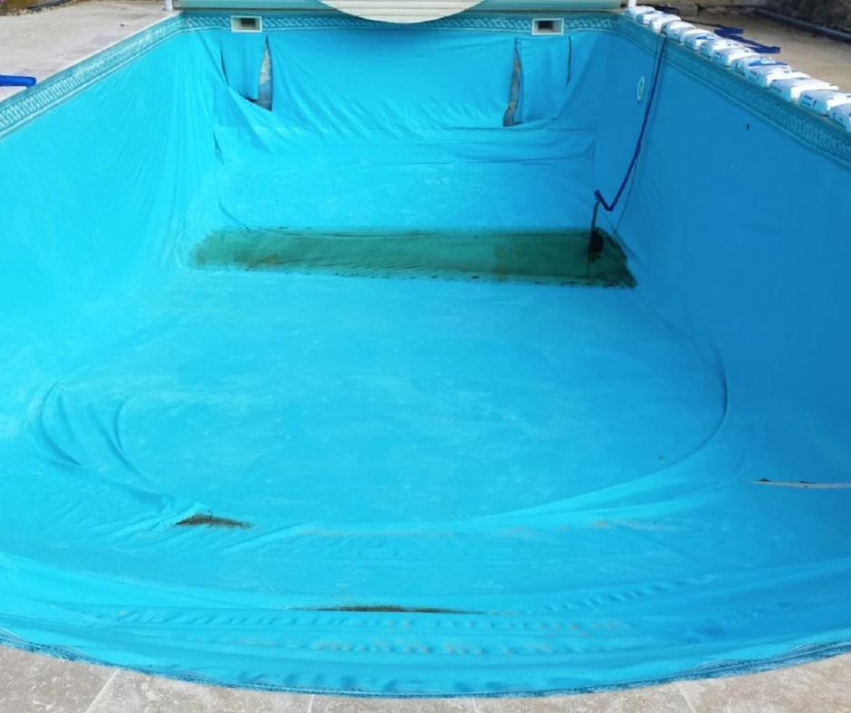 Ancien liner d'une piscine à remplacer par un revêtement en résine polyester armée de fibre de verre