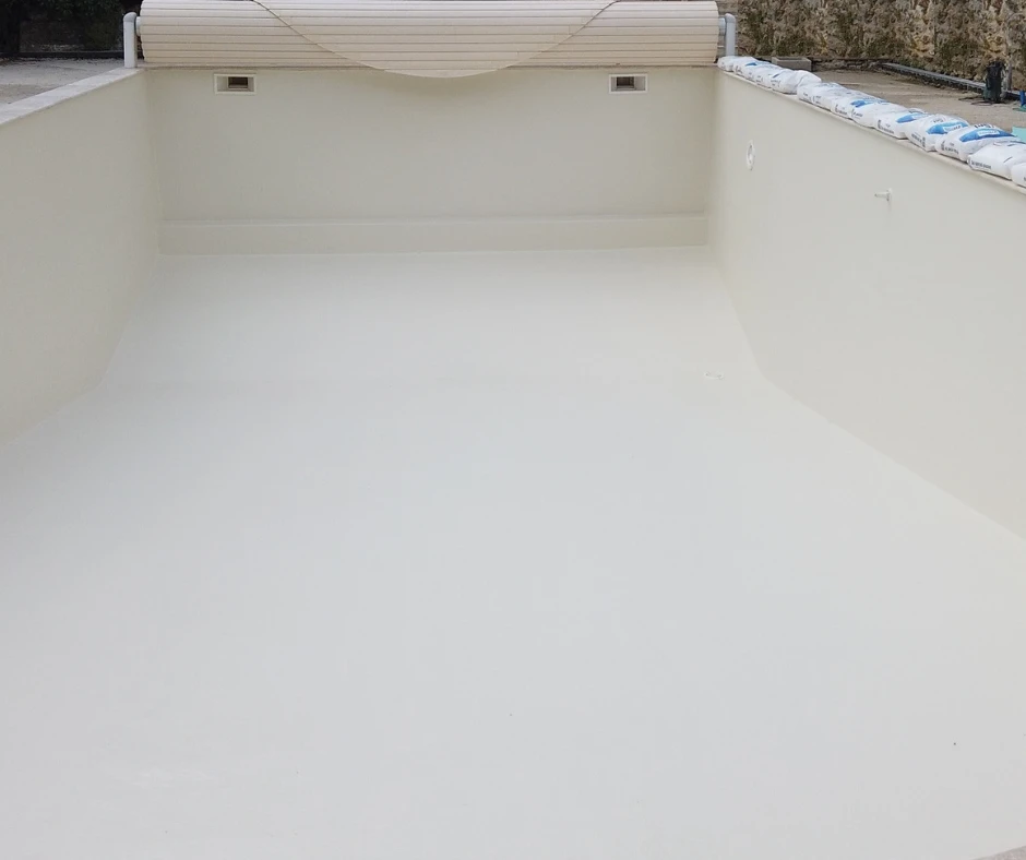 Revêtement piscine en résine polyester armée réalisé en remplacement d'un ancien liner. Gelcoat couleur Ivoire clair