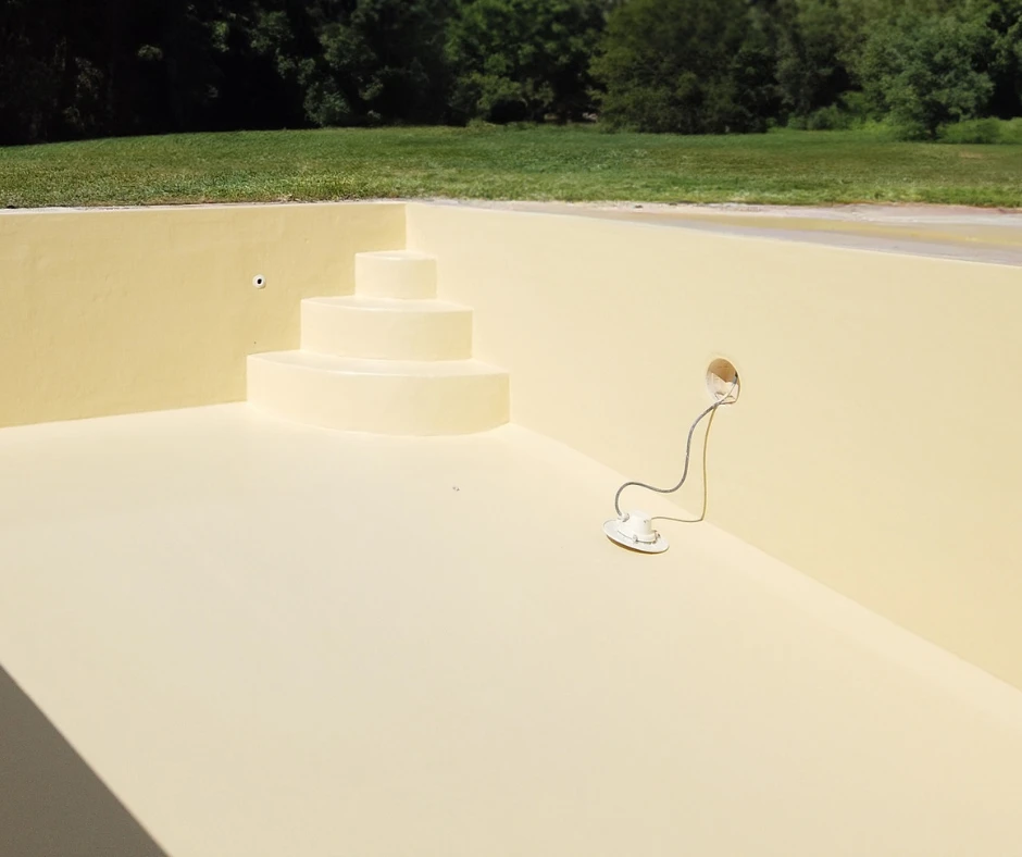 Pisicne en mosaïque rénovée par résine polyester armée de fibre de verre. La résine s'adapte parfaitement aux formes complexes du bassin