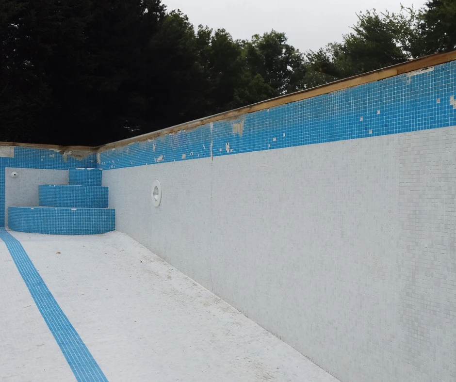 Revêtement en mosaïque et problème de carreaux qui se détachent à rénover par résine polyester armée de fibre de verre