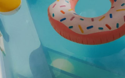 Traitement au sel piscine : fonctionnement, avantages et choix d’un électrolyseur piscine